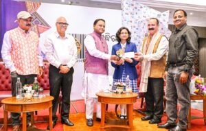 एक ओर जहां हिंदी का ज़ोर – वहीं इंग्लिश है भारतीयों के जीवन का डोर।