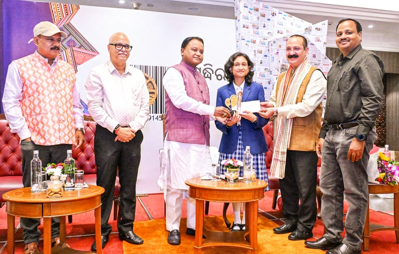 एक ओर जहां हिंदी का ज़ोर – वहीं इंग्लिश है भारतीयों के जीवन का डोर।